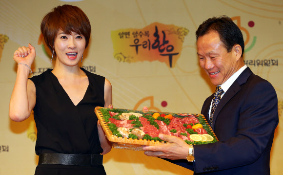 23일 오후 서울 중구 신라호텔에서 한우자조금관리위원회 홍보대사로 위촉된 배우 김선아가 위촉패와 한우 선물을 전달받은 뒤 기념촬영을 하고 있다.  연합뉴스