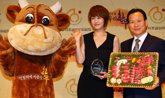 23일 오후 서울 중구 신라호텔에서 한우자조금관리위원회 홍보대사로 위촉된 배우 김선아가 위촉패와 한우 선물을 전달받은 뒤 기념촬영을 하고 있다.  연합뉴스