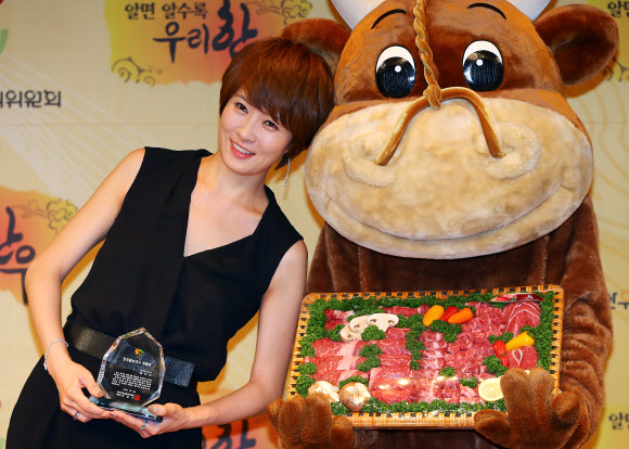 23일 오후 서울 중구 신라호텔에서 한우자조금관리위원회 홍보대사로 위촉된 배우 김선아가 위촉패와 한우 선물을 전달받은 뒤 기념촬영을 하고 있다.  연합뉴스