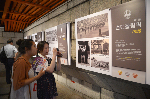23일 시민들이 서울 청계천 광교갤러리에 전시된 올림픽 역사 전시물을 감상하고 있다.  박지환기자 popocar@seoul.co.kr
