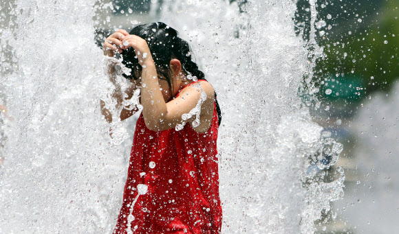 전국 대부분 지방 낮 최고 기온이 30도를 넘는 불볕더위가 이어진 24일 오후 서울 광화문 광장에서 어린이들이 물놀이하며 더위를 식히고 있다. 연합뉴스