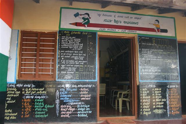 만디아 소재 킬라리 초등학교 교실 벽에 간단한 학습 정보와 생활 수칙 등이 적혀 있다.