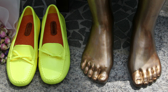 25일 오후 서울 종로구 중학동 일본대사관 앞에서 열린 제1032차 일본군 위안부 문제해결을 위한 정기수요시위에서 시민들이 위안부 소녀상 곁에 둔 신발이 보이고 있다. 연합뉴스