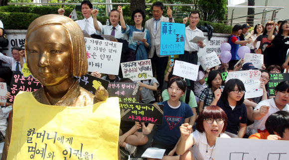 25일 오후 서울 종로구 중학동 일본대사관 앞에서 열린 제1032차 일본군 위안부 문제해결을 위한 정기수요시위에서 참석자들이 구호를 외치고 있다. 연합뉴스