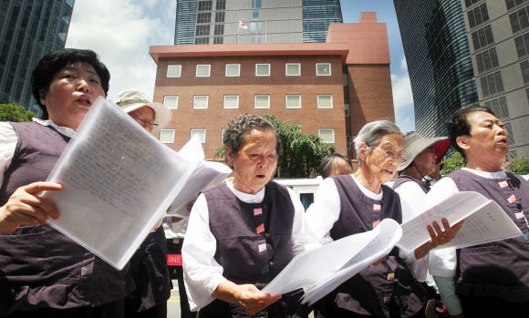 25일 오후 서울 종로구 중학동 일본대사관 앞에서 열린 제1032차 일본군 위안부 문제해결을 위한 정기수요시위에서 원폭피해자환우회 씨알 합창단이 상록수를 부르고 있다. 연합뉴스