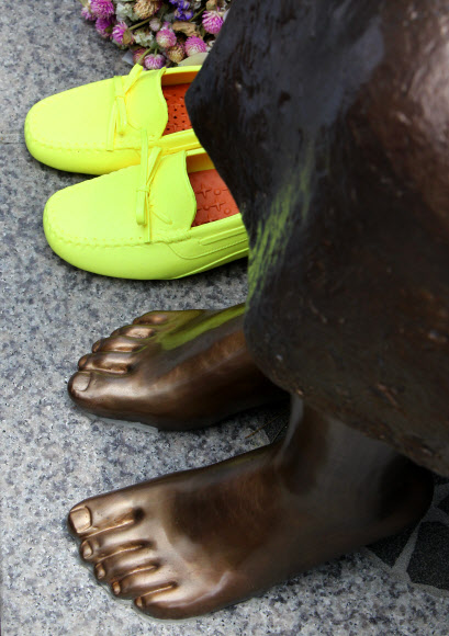 25일 오후 서울 종로구 중학동 일본대사관 앞에서 열린 제1032차 일본군 위안부 문제해결을 위한 정기수요시위에서 시민들이 위안부 소녀상 곁에 둔 신발이 보이고 있다. 연합뉴스