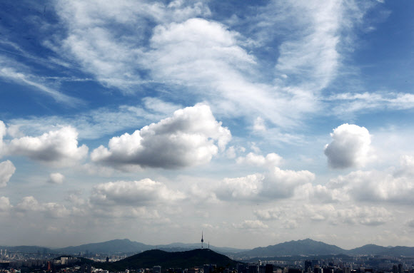 전국적인 폭염이 이어지고 있는 25일 오후 서울 상공 하늘에 뭉게구름이 보이고 있다. 연합뉴스