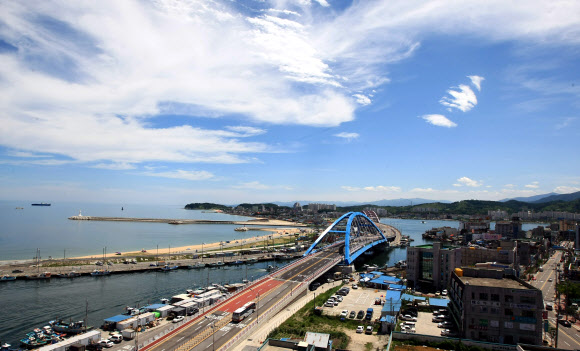 30도가 훌쩍 넘는 불볕더위가 이어진 25일 오후 속초 설악센트리움 옥상에서 바라다본 속초 하늘이 온통 파란색이다. 연합뉴스