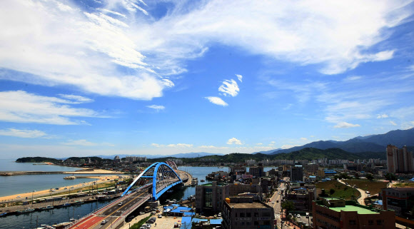 30도가 훌쩍 넘는 불볕더위가 이어진 25일 오후 속초 설악센트리움 옥상에서 바라다본 속초 하늘이 온통 파란색이다. 연합뉴스