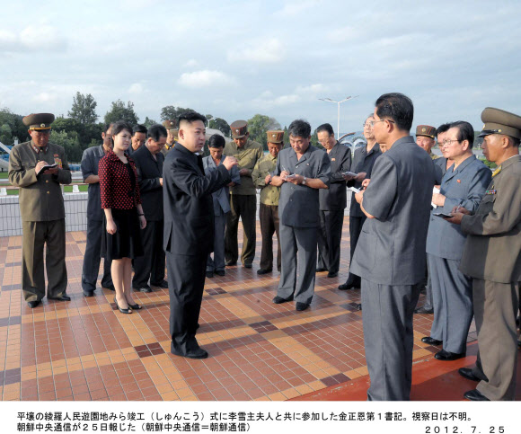 평양의 능라유원지 준공식에 북한 김정은 국방위원회 제1위원장이 부인 리설주와 함께 참가하고 있다.  연합뉴스