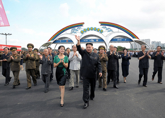 25일 열린 평양  능라인민유원지 준공식에서 북한 김정은 국방위원회 제1위원장이 부인 리설주와 함께 걷고 있다.   로동신문