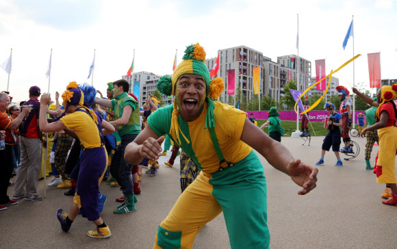 한국선수단의 런던올림픽 선수촌 입촌식이 26일 새벽(한국시간) 영국 런던올림픽 광장에서 열려 축하공연단이 흥겨운 공연을 보여주고 있다. 연합뉴스