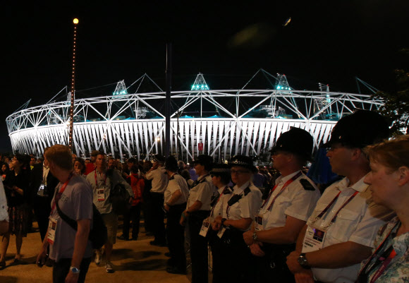 런던올림픽 개막을 이틀 앞둔 26일 오전(한국시간) 주경기장에서 열린 드레스 리허설이 끝난 뒤 관중들이 경기장을 나서고 있다.     연합뉴스