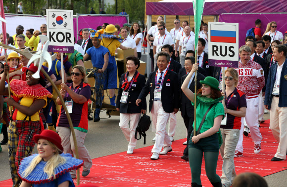 메달 10개 이상을 따내 종합 순위 10위 안에 드는 것을 목표로 한 한국 선수단이 26일 새벽(한국시간) 영국 런던올림픽 광장 내 입촌식장에 입장하고 있다. 연합뉴스