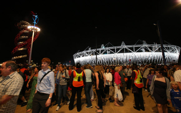 런던올림픽 개막을 이틀 앞둔 26일 오전(한국시간) 주경기장에서 열린 드레스 리허설이 끝난 뒤 관중들이 경기장을 나서고 있다.     연합뉴스