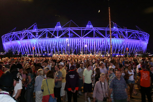 런던올림픽 개막을 이틀 앞둔 26일 오전(한국시간) 주경기장에서 열린 드레스 리허설이 끝난 뒤 관중들이 경기장을 나서고 있다.     연합뉴스