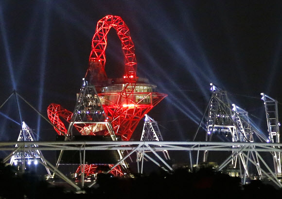 2012런던 올림픽 개막을 하루 앞둔 26일 올림픽 파크내 메인 스타지움에서 개막식 최종 리허설이 열렸다. 리허설 식후 행사에 사용된 조명이 밤하늘을 화려하게 밝히고 있다.  연합뉴스