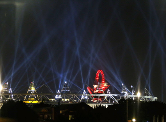 2012런던 올림픽 개막을 하루 앞둔 26일 올림픽 파크내 메인 스타지움에서 개막식 최종 리허설이 열렸다. 리허설 식후 행사에 사용된 조명이 밤하늘을 화려하게 밝히고 있다.  연합뉴스