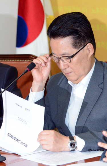 박지원 원내대표가 26일 국회에서 열린 고위정책회의에서 회의자료를 보며 안경을 만지고 있다. 정연호기자 tpgod@seoul.co.kr