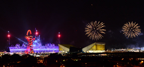 2012 런던 올림픽 개막을 하루 앞둔 26일(현지시간) 올림픽 파크내 메인 스타디움에서 개막식 최종 리허설이 열린 가운데 화려한 불꽃놀이와 조명이  밤하늘을 화려하게 밝히고 있다.