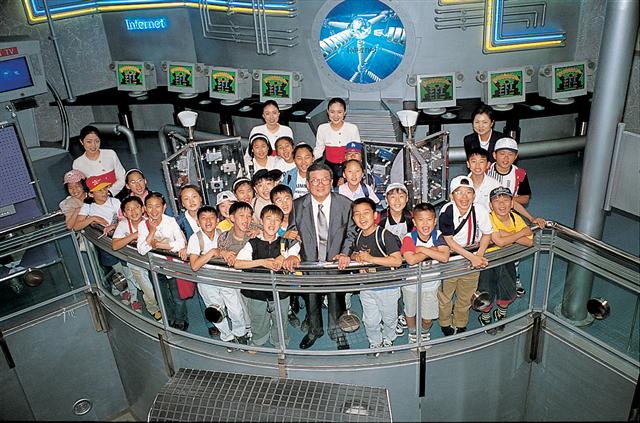 구자경(앞줄 가운데) LG그룹 명예회장이 부산 LG청소년과학관이 개관한 이듬해인 1999년 과학관을 방문한 어린이들과 함께 활짝 웃고 있다. LG그룹 제공