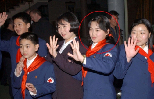 김정은 북한 국방위원회 제1위원장의 부인으로 공개된 리설주로 추정되는 사진. 2003년 3월 금강산에서 남북 청소년들이 분단 이후 가진 첫 공동행사에서 손을 흔드는 소녀(동그라미 안).<br>연합뉴스