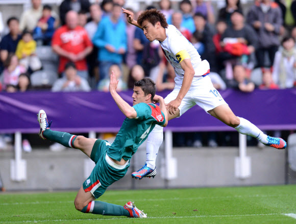 올림픽 축구대표팀 구자철이 26일(현지시간) 영국 뉴캐슬 세인트 제임스 파크 경기장에서 열린 멕시코와의 경기에서 강력한 슛을 날리고 있다. 뉴캐슬=올림픽사진공동취재단