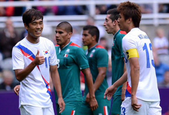올림픽 축구대표팀 박주영이 26일(현지시간) 영국 뉴캐슬 세인트 제임스 파크 경기장에서 열린 멕시코와의 경기에서 활짝 웃으며 엄지를 들어 보이고 있다. 뉴캐슬=올림픽사진공동취재단