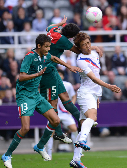 올림픽 축구대표팀 구자철이 26일(현지시간) 영국 뉴캐슬 세인트 제임스 파크 경기장에서 열린 멕시코와의 경기에서 멕시코 수비수들과 공중볼을 다투고 있다. 뉴캐슬=올림픽사진공동취재단