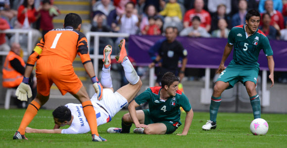 올림픽 축구대표팀 남태희가 26일(현지시간) 영국 뉴캐슬 세인트 제임스 파크 경기장에서 열린 멕시코와의 경기에서 멕시코 수비수에 걸려 넘어지고 있다. 뉴캐슬=올림픽사진공동취재단