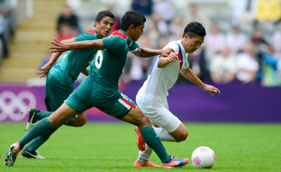 대한민국이 26일 오후 영국 뉴캐슬 세인트제임스파크 스타디움에서 멕시코를 상대로 런던올림픽 남자축구 B조 1차전을 펼쳤다. 남태희가 멕시코 수비수 두 명 사이로 돌파를 시도하고 있다. 뉴캐슬=올림픽사진공동취재단