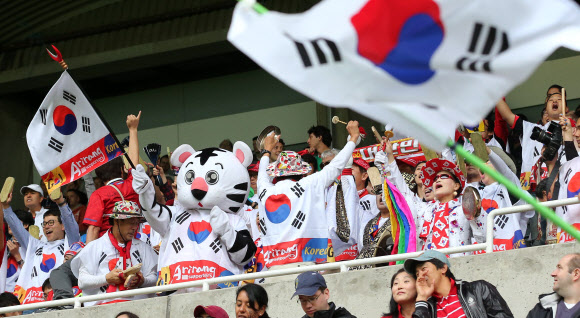 런던 올림픽 축구 남자B조 조별예선 대한민국 대 멕시코 경기가 열리는 26일 오후(현지시간) 영국 뉴캐슬 세인트 제임스 파크를 찾은 한국 교민들이 응원을 하고 있다.  뉴캐슬=올림픽사진공동취재단