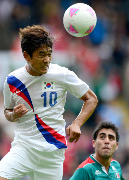 대한민국이 26일 오후 영국 뉴캐슬 세인트제임스파크 스타디움에서 멕시코를 상대로 런던올림픽 남자축구 B조 1차전을 펼쳤다. 수비에 가담한 박주영이 공중볼을 걷어내고 있다. 뉴캐슬=올림픽사진공동취재단