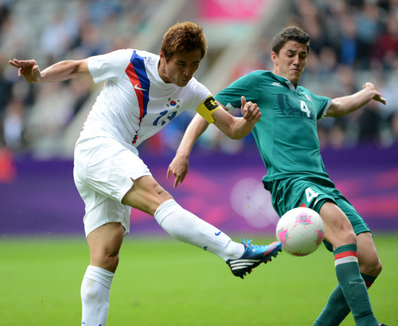 2012 런던올림픽 축구대표팀의 남태희가 26일(현지시간) 뉴캐슬의 세인트 제임스 파크 스타디움에서 열린 멕시코전에서 슛을 노리고 있다. 뉴캐슬=올림픽사진공동취재단