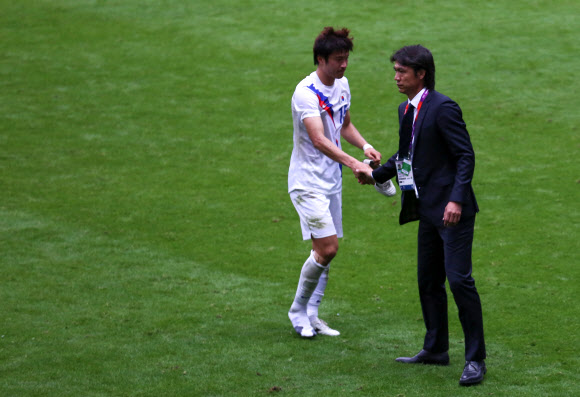 런던올림픽 개막을 하루 앞둔 26일 오후(현지시각) 뉴캐슬 세인트 제임스 파크 경기장에서 열린 남자축구 비(B)조 1차전 대한민국과 멕시코 경기가 무승부로 끝난 뒤 홍명보 감독이 박종우 선수와 악수하고 있다.  뉴캐슬=올림픽사진공동취재단