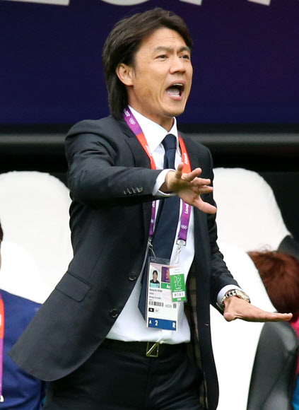 26일 오후(현지시간) 영국 뉴캐슬 세인트 제임스 파크에서 열린 런던 올림픽 축구 남자B조 조별예선 대한민국 대 멕시코 경기에서 홍명보 감독이 경기를 지켜보고 있다.  뉴캐슬=올림픽사진공동취재단