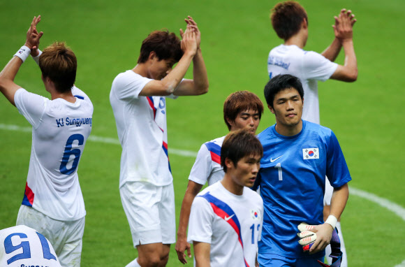 런던올림픽 개막을 하루 앞둔 26일 오후(현지시각) 뉴캐슬 세인트 제임스 파크 경기장에서 열린 남자축구 비(B)조 1차전 대한민국과 멕시코 경기가 무승부로 끝난 뒤 대표선수들이 경기장을 빠져나가고 있다.  뉴캐슬=올림픽사진공동취재단