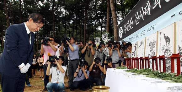 우면산 산사태 희생자 1주기 추모식이 27일 오전 방배동 신동아 아파트 맞은편 우면산 입구에서 열렸다. 박원순 서울시장이 분향하고 있다.  연합뉴스