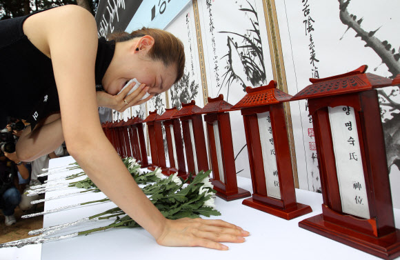 우면산 산사태 희생자 1주기 추모식이 27일 오전 방배동 신동아 아파트 맞은편 우면산 입구에서 열렸다. 추모식에 참석한 유가족이 분향후 오열하고 있다. 연합뉴스