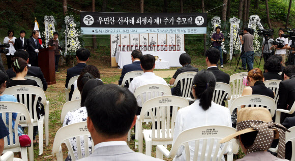 우면산 산사태가 일어난 지 1주년이 되는 27일 오전 서울 서초구 우면산에서 희생자 추모식이 열리고 있다. 연합뉴스