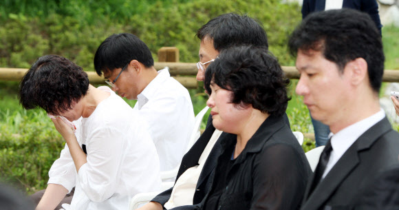 27일 오전 서울 서초구 우면산에서 열린 ‘우면산 산사태 제1주기 추모식’에서 유족들이 오열하고 있다. 연합뉴스