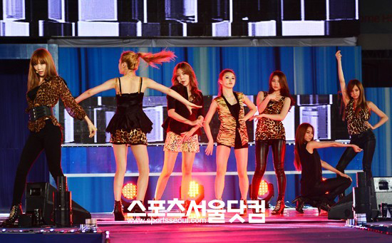 걸그룹 애프터스쿨이 26일 오후 서울 워커힐호텔에서 열린 ‘바스켓 풀사이드 파티’에서 섹시한 호피무늬 의상을 입고 포즈를 취하고 있다. 스포츠서울닷컴