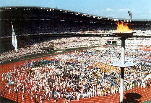 1988년 9월 17일 제24일 서울올림픽 개회식이 열린 가운데 세계 각국 선수단과 관중들이 서울 잠실 종합운동장 주경기장을 가득 메우고 있다. 주경기장 오른쪽 트랙에는 성화가 불타오르고 있다.