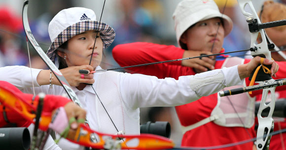2012런던올림픽에 출전한 한국 여자 양궁 기보배가 27일 오후(한국시각) 런던 로즈 크리켓 그라운드 보조경기장에서 열린 양궁 예선전에 출전해 활시위를 당기고 있다. 연합뉴스