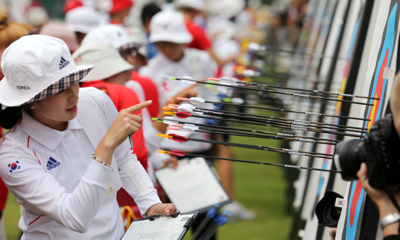 2012런던올림픽에 출전한 한국 여자 양궁 기보배가 27일 오후(한국시각) 런던 로즈 크리켓 그라운드 보조경기장에서 열린 양궁 예선전에 출전해 표적지를 확인하고 있다.  연합뉴스