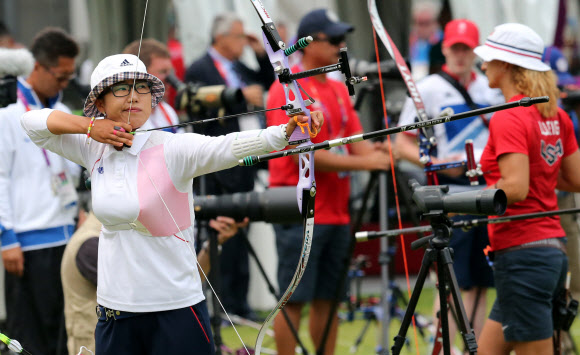 2012런던올림픽에 출전한 한국 여자 양궁 이성진이 27일 오후(한국시각) 런던 로즈 크리켓 그라운드 보조경기장에서 열린 양궁 예선전에 출전해 활시위를 당기고 있다.  연합뉴스