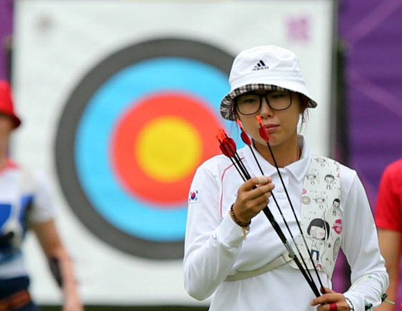 2012런던올림픽에 출전한 한국 여자 양궁 최현주가 27일 오후(한국시각) 런던 로즈 크리켓 그라운드 보조경기장에서 열린 양궁 예선전에 출전해 표적지를 확인하고 있다.  연합뉴스