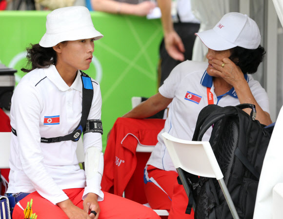 2012런던올림픽에 출전한 북한 여자 양궁 권은실이 27일 오후(한국시각) 런던 로즈 크리켓 그라운드 보조경기장에서 열린 양궁 예선전에 출전해 중간 휴식을 하고 있다. 연합뉴스