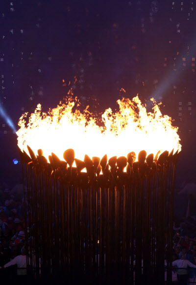 지구촌 최대 스포츠축제가 될 제30회 런던하계올림픽이 28일 영국 런던 북동부 리밸리의 올림픽스타디움에서 화려한 막을 올렸다. ‘경이로운 영국(Isles of Wonder)’이라는 주제로 열린 개막식은 대니 보일 감독이 연출을 맡아 산업화의 진통에서 회복해 미래를 바라보는 농촌의 이야기를 담았다. 성화가 활활 불타오르고 있다. 런던 연합뉴스