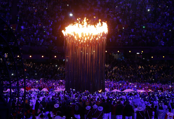 지구촌 최대 스포츠축제가 될 제30회 런던하계올림픽이 28일 영국 런던 북동부 리밸리의 올림픽스타디움에서 화려한 막을 올렸다. ‘경이로운 영국(Isles of Wonder)’이라는 주제로 열린 개막식은 대니 보일 감독이 연출을 맡아 산업화의 진통에서 회복해 미래를 바라보는 농촌의 이야기를 담았다. 성화가 활활 불타오르고 있다. 런던 연합뉴스